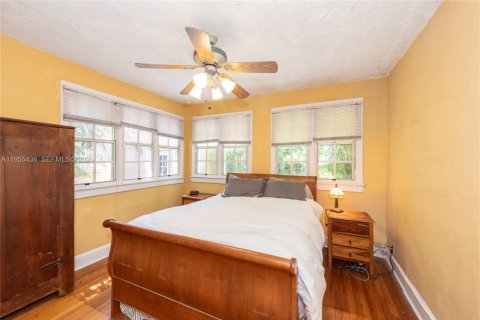 House in Coral Gables, Florida 2 bedrooms, 120.77 sq.m. № 2019781 - photo 16