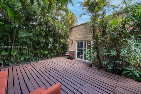 House in Coral Gables, Florida 2 bedrooms, 120.77 sq.m. № 2019781 - photo 24