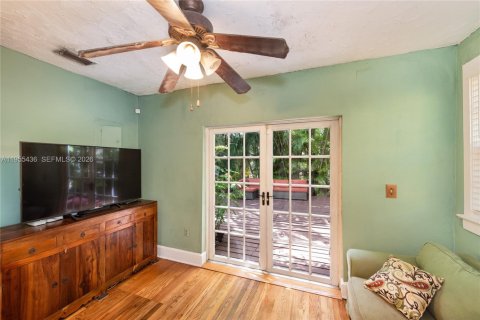 House in Coral Gables, Florida 2 bedrooms, 120.77 sq.m. № 2019781 - photo 9
