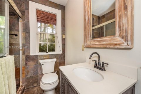 House in Coral Gables, Florida 2 bedrooms, 120.77 sq.m. № 2019781 - photo 15