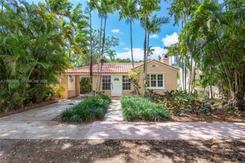 House in Coral Gables, Florida 2 bedrooms, 120.77 sq.m. № 2019781 - photo 25