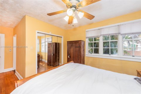 House in Coral Gables, Florida 2 bedrooms, 120.77 sq.m. № 2019781 - photo 17
