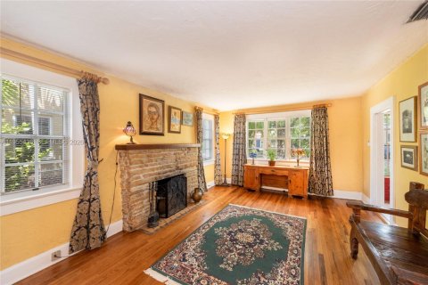 House in Coral Gables, Florida 2 bedrooms, 120.77 sq.m. № 2019781 - photo 3