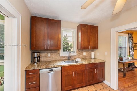 House in Coral Gables, Florida 2 bedrooms, 120.77 sq.m. № 2019781 - photo 8