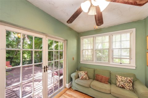 House in Coral Gables, Florida 2 bedrooms, 120.77 sq.m. № 2019781 - photo 10