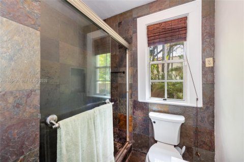 House in Coral Gables, Florida 2 bedrooms, 120.77 sq.m. № 2019781 - photo 14