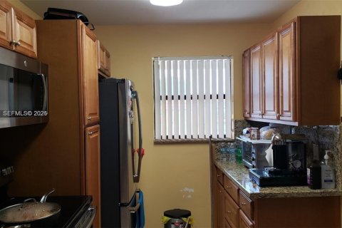 Condominio en alquiler en Miami, Florida, 2 dormitorios, 71.53 m2 № 2074921 - foto 3