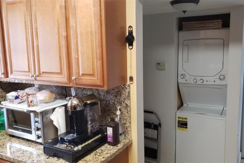 Condominio en alquiler en Miami, Florida, 2 dormitorios, 71.53 m2 № 2074921 - foto 4