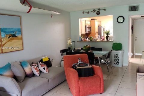 Condominio en alquiler en Miami, Florida, 2 dormitorios, 71.53 m2 № 2074921 - foto 8