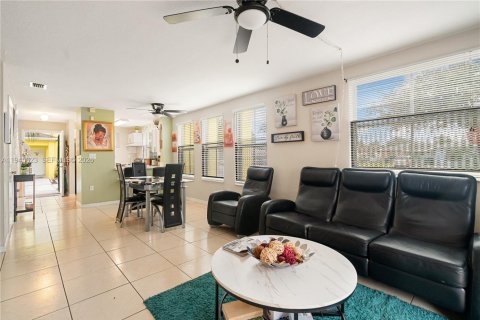 Adosado en venta en Cutler Bay, Florida, 2 dormitorios, 94.76 m2 № 2002025 - foto 5