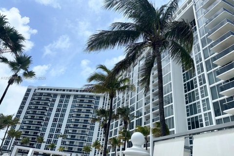 Condo in Bal Harbour, Florida, 1 bedroom  № 2068094 - photo 2