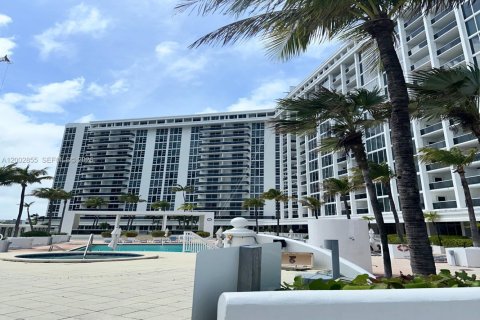 Condo in Bal Harbour, Florida, 1 bedroom  № 2068094 - photo 26
