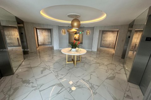 Condo in Bal Harbour, Florida, 1 bedroom  № 2068094 - photo 16