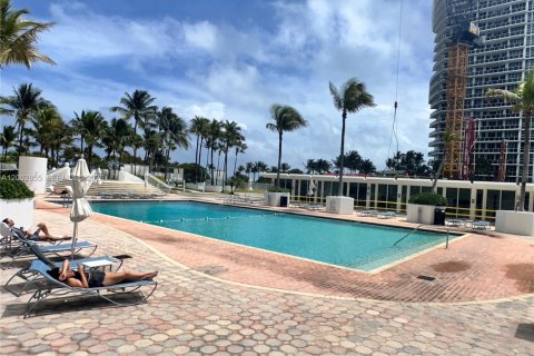 Condo in Bal Harbour, Florida, 1 bedroom  № 2068094 - photo 8