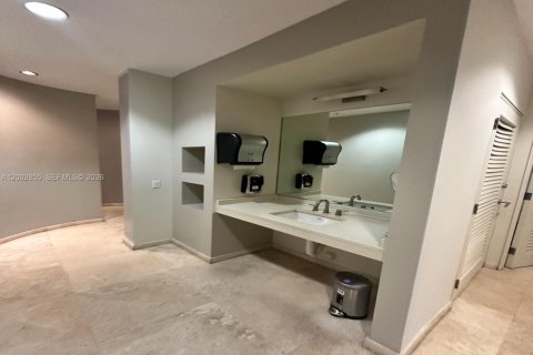 Condo in Bal Harbour, Florida, 1 bedroom  № 2068094 - photo 18