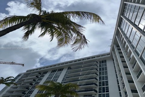 Condo in Bal Harbour, Florida, 1 bedroom  № 2068094