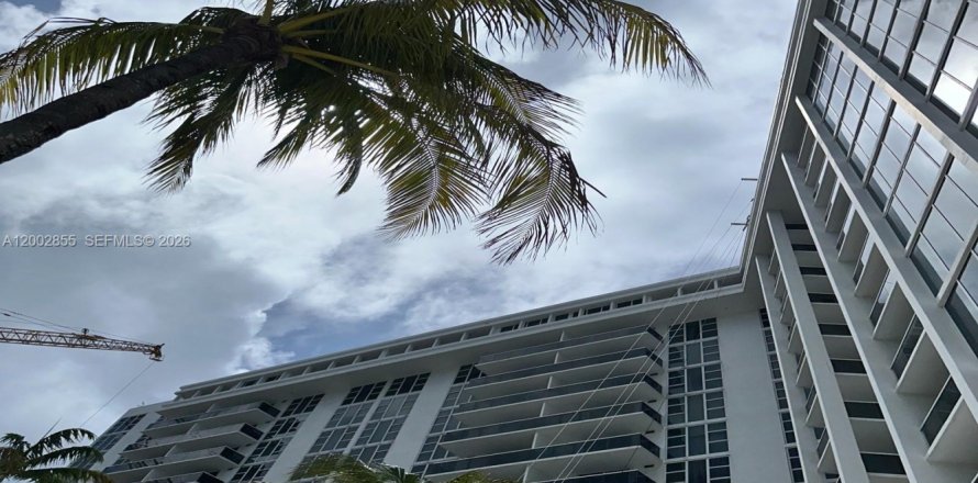 Condo in Bal Harbour, Florida, 1 bedroom  № 2068094