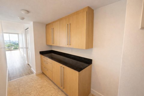 Condo in Bal Harbour, Florida, 1 bedroom  № 2068094 - photo 30