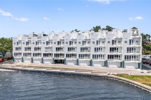 Condo in Tampa, Florida, 3 bedrooms  № 1634147 - photo 1