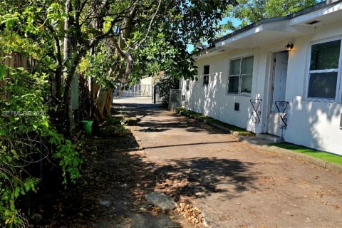 Propiedad comercial en Miami, Florida 158.68 m2 № 2169497