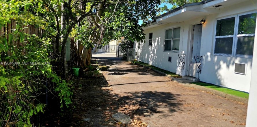 Propiedad comercial en Miami, Florida 158.68 m2 № 2169497