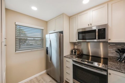Condo in Treasure Island, Florida, 2 bedrooms  № 1274938 - photo 7