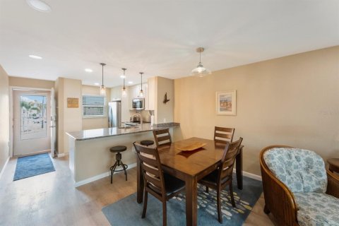 Condo in Treasure Island, Florida, 2 bedrooms  № 1274938 - photo 15