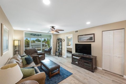 Condo in Treasure Island, Florida, 2 bedrooms  № 1274938 - photo 20