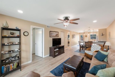 Condo in Treasure Island, Florida, 2 bedrooms  № 1274938 - photo 17