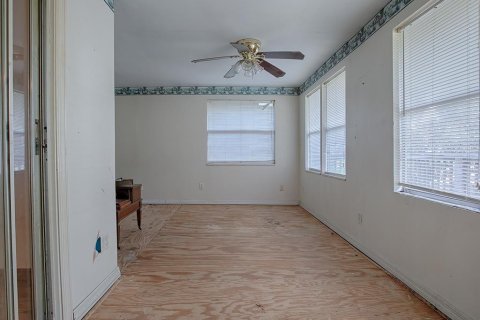 House in Lake Panasoffkee, Florida 3 bedrooms, 86.4 sq.m. № 2157864 - photo 26