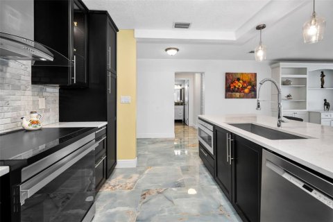 Condo in Belleair Bluffs, Florida, 2 bedrooms  № 1844960 - photo 5