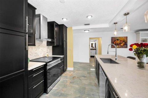 Condo in Belleair Bluffs, Florida, 2 bedrooms  № 1844960 - photo 10