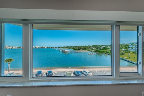 Condo in Belleair Bluffs, Florida, 2 bedrooms  № 1844960 - photo 16