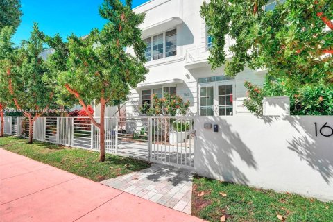 Condo in Miami Beach, Florida, 1 bedroom  № 1893311 - photo 21