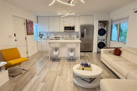 Condo in Miami Beach, Florida, 1 bedroom  № 1893311 - photo 1