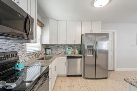 House in Tampa, Florida 3 bedrooms, 139.82 sq.m. № 1841812 - photo 16