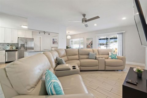 House in Tampa, Florida 3 bedrooms, 139.82 sq.m. № 1841812 - photo 8