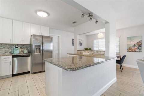House in Tampa, Florida 3 bedrooms, 139.82 sq.m. № 1841812 - photo 10
