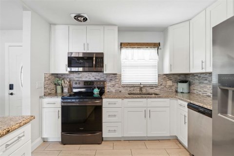 House in Tampa, Florida 3 bedrooms, 139.82 sq.m. № 1841812 - photo 12