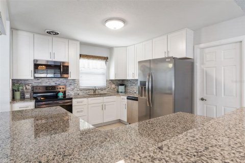 House in Tampa, Florida 3 bedrooms, 139.82 sq.m. № 1841812 - photo 14