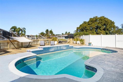 House in Tampa, Florida 3 bedrooms, 139.82 sq.m. № 1841812 - photo 3