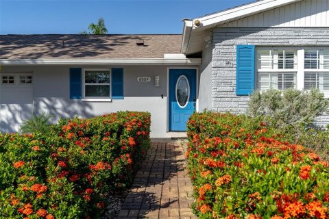House in Tampa, Florida 3 bedrooms, 139.82 sq.m. № 1841812 - photo 5