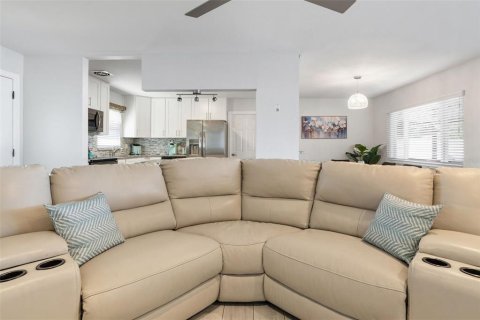 House in Tampa, Florida 3 bedrooms, 139.82 sq.m. № 1841812 - photo 7