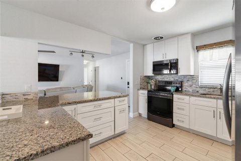 House in Tampa, Florida 3 bedrooms, 139.82 sq.m. № 1841812 - photo 15