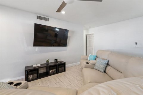 House in Tampa, Florida 3 bedrooms, 139.82 sq.m. № 1841812 - photo 9