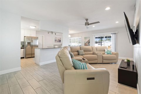 House in Tampa, Florida 3 bedrooms, 139.82 sq.m. № 1841812 - photo 6