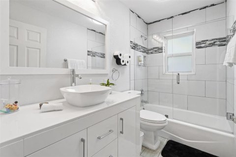 House in Tampa, Florida 3 bedrooms, 139.82 sq.m. № 1841812 - photo 25