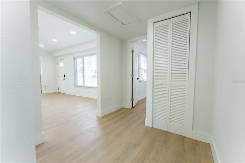 House in Saint Petersburg, Florida 3 bedrooms, 80.64 sq.m. № 1919852 - photo 19