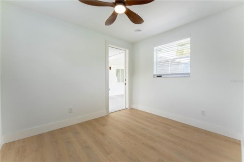 House in Saint Petersburg, Florida 3 bedrooms, 80.64 sq.m. № 1919852 - photo 24