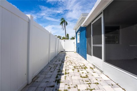 House in Saint Petersburg, Florida 3 bedrooms, 80.64 sq.m. № 1919852 - photo 27